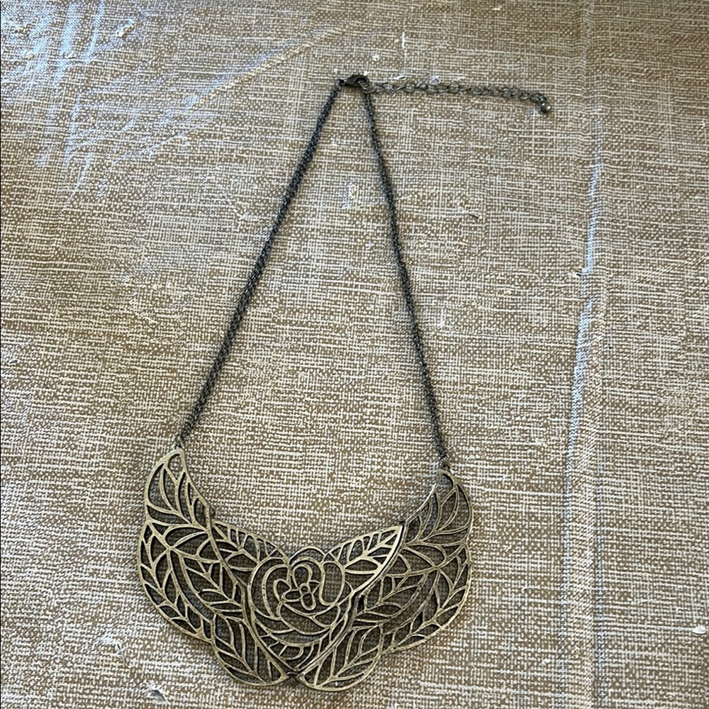 Elegant Gold Flower Necklace